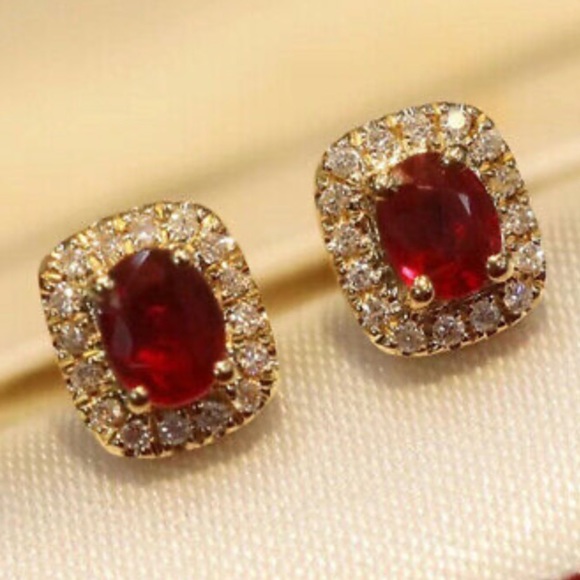 New 18k gold plated stud earrings - Picture 1 of 3